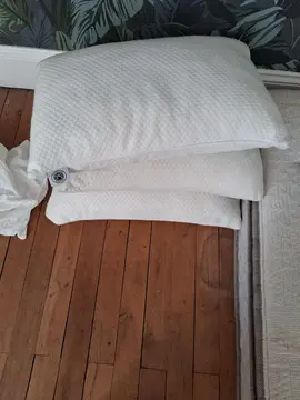 matelas 140 cm sur 190 et 3 oreillers