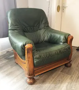 je donne l'ensemble de 2 Fauteuils bois cuir, tu dimensions 100, 95, 100 urgent avant déchetterie