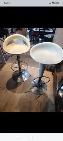 donne 2 tabourets de bar