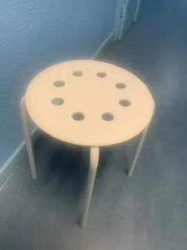 tabouret en plastique ikea à récupérer demain