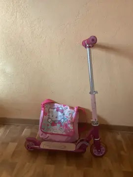 je donne une trottinette rose avec le sac Hello Kitty assorti