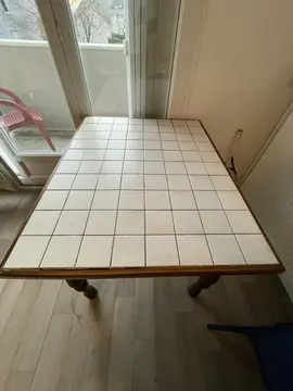 Table en bois massif et carrelage