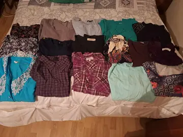 Lot de 16 vêtements taille S