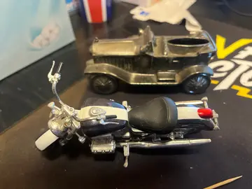 une petite moto et voiture