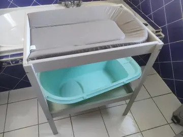 Table à langer et baignoire de bébé