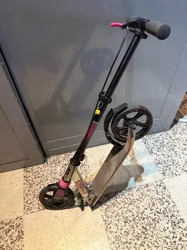 donne trottinette enfant