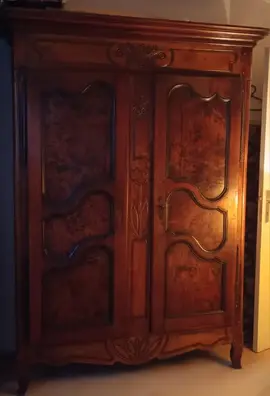 armoire ancienne sculptée