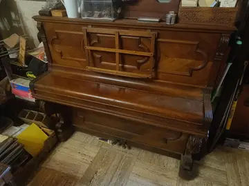 Piano droit avec son banc
