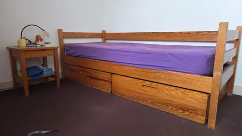 lit bois une place, 2 tiroirs sur roulettes et chevet