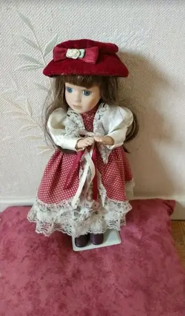 Poupée en porcelaine