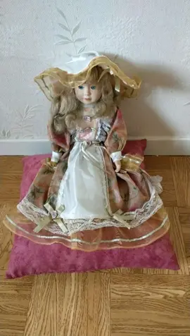 Poupée en porcelaine