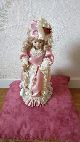 Poupée en porcelaine