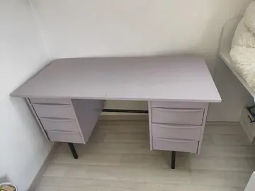 Bureau violet à repeindre