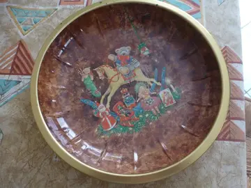 plat métal décoré