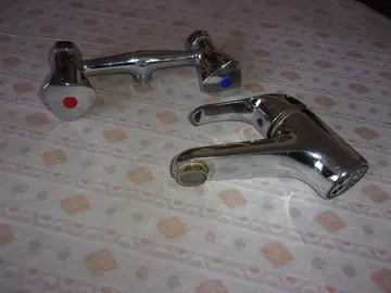 Lot 2 anciens robinets 1 pour lavabo et l'autre pour baignoire ou douche