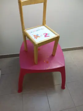 petite chaise en bois et table plastique