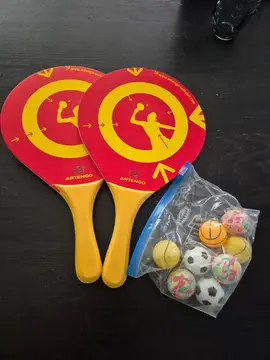 Jeu de balles avec des raquettes neuves