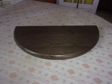 Ancienne étagère demi-ronde en bois coloris marron Dimensions 40 cm X 20 cm X2,2 cm