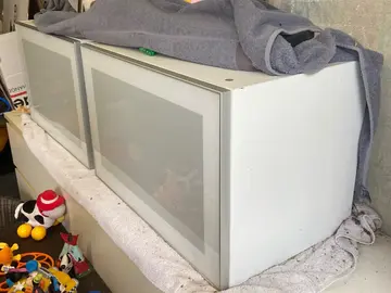 2 meubles haut IKEA avec porte en verre dépoli
