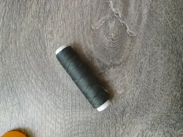 bobine de gil à coudre gris