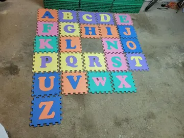 je donne un tapis de jeux alphabétique démontable pour enfant, il manque la lettre M et le Y.