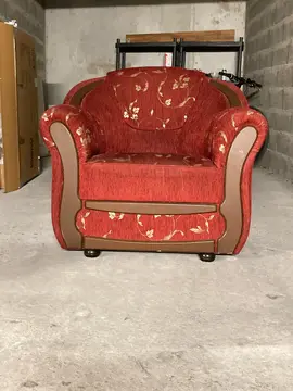 vieux fauteuil rouge