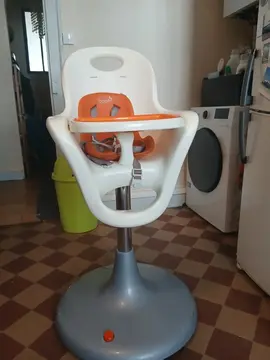 chaise haute sur roulettes