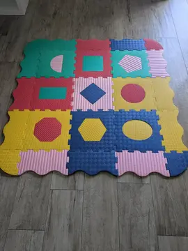 tapis mousse formes géométriques colorés