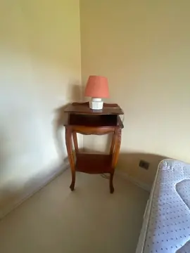 petite table en bois avec lampe