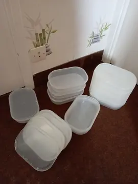 10 boites en plastique