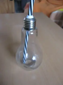 Grand verre jamais utilisé en forme d'ampoule