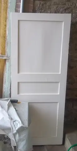 vielle porte en bois intérieure