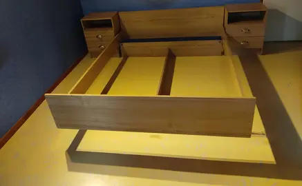 1 cadre de lit et 2 tables de nuit
