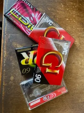 donne 5 cassettes neuves pour lecteur cassettes