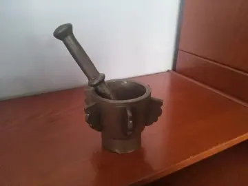 MOULIN A POIVRE EN BRONZE