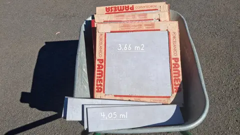 carrelage gris ép 9 MM 45x45 cm +plinthes état neuf