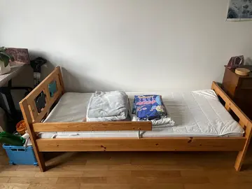 lit enfant avec draps et protège matelas