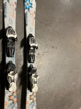 1 paire de skis de 90cm. Pour enfants