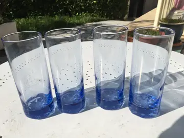 4 verres bleus
