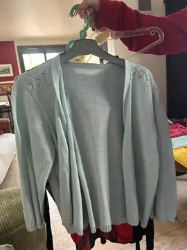 Gilet en laine bleu pas d'age je dirai 12 ans
