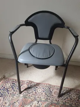 Chaise avec pot de chambre intégré