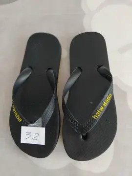 tong noires taille 32