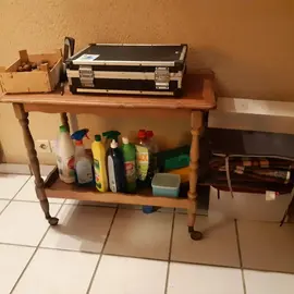 petite table à desservir sur roulettes