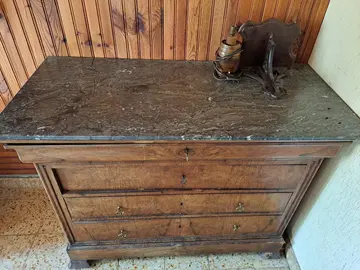commode avec plaque de marbre