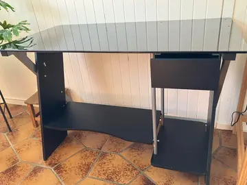 bureau informatique, plateau en verre, tablette en bois, structure en métal