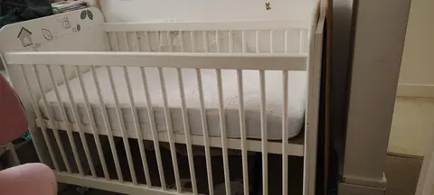 Lit à barreau avec matelas hypoallergenic