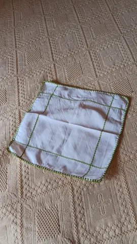 Joli napperon blanc avec liseré vert 27 cm x 28 cm