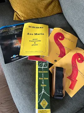 pupitre, planche et partitions pour violoncelle
