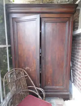 Armoire Fauteuil et table de chevet