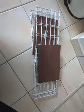 2 étagères noires peintes en blancs